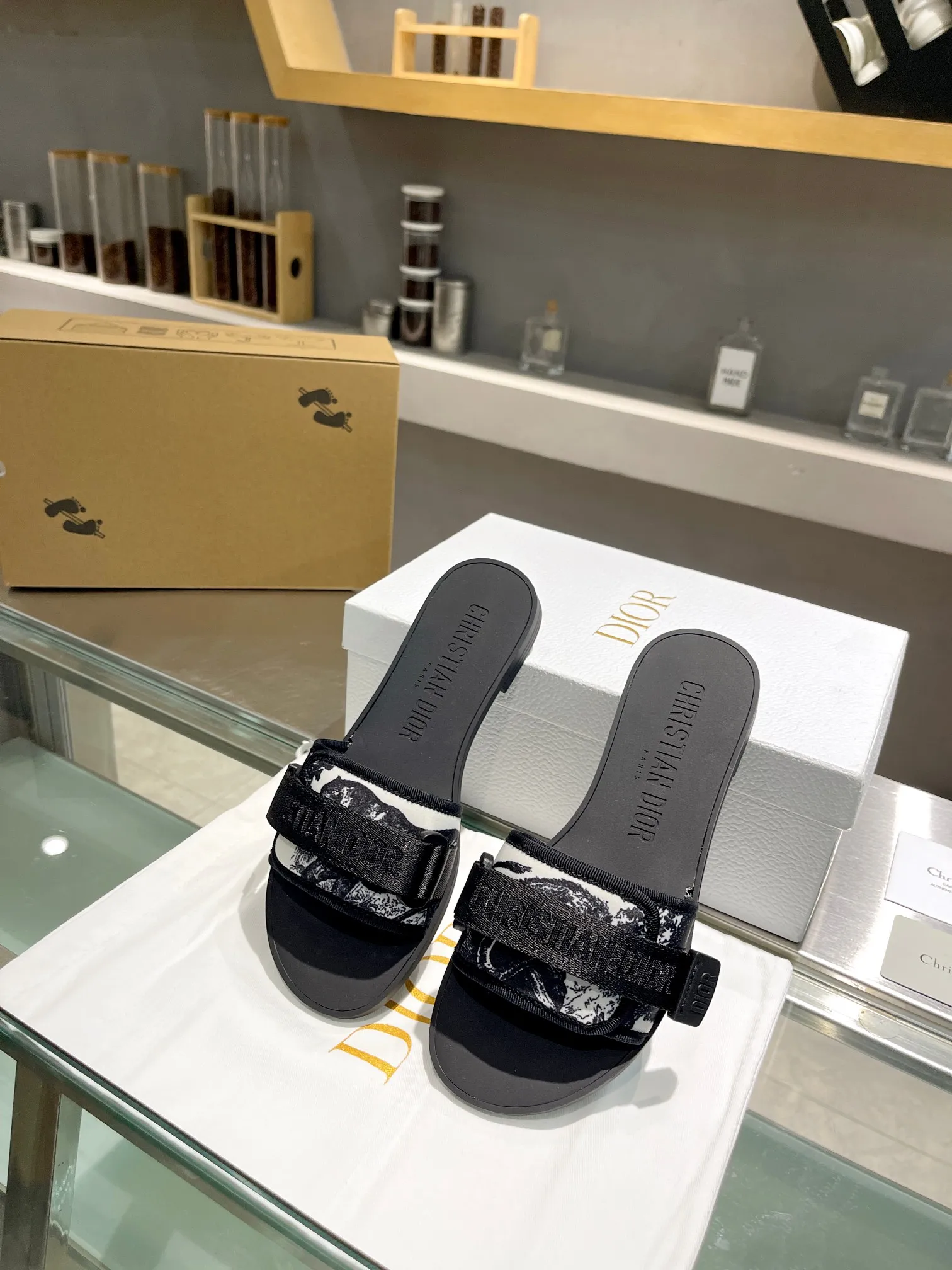 👟👟Ex-factory price 380👟👟 Dior D’s latest series of Velcro buckle sandals and slippers in new colors! Perfect reproduction of the original version, the most popular color matching fabric, super layered ▪️Original molded high-end TPU outsole (not ordinary rubber) ▪️Very comfortable and easy to walk. All upper materials are custom-made from the original ▪️3D electric embroidered three-dimensional cloth surface, very versatile, a must-have for lazy people in summer ▪️Number of yards: 35-41